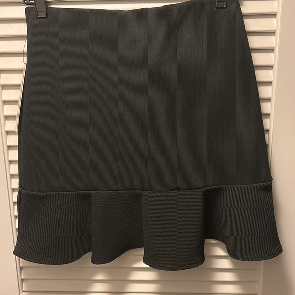Bloomingdale’s exclusive Aqua new with tags short black, ruffled skirt, medium - Picture 4 of 4